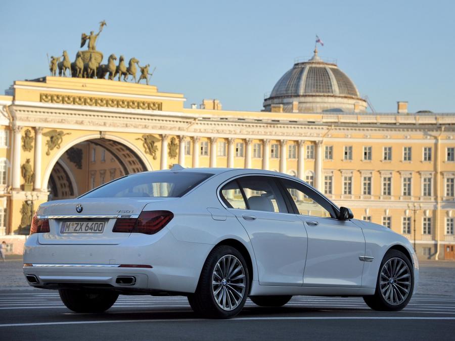  BMW 750i 2012 года  (фото 15 из 16)